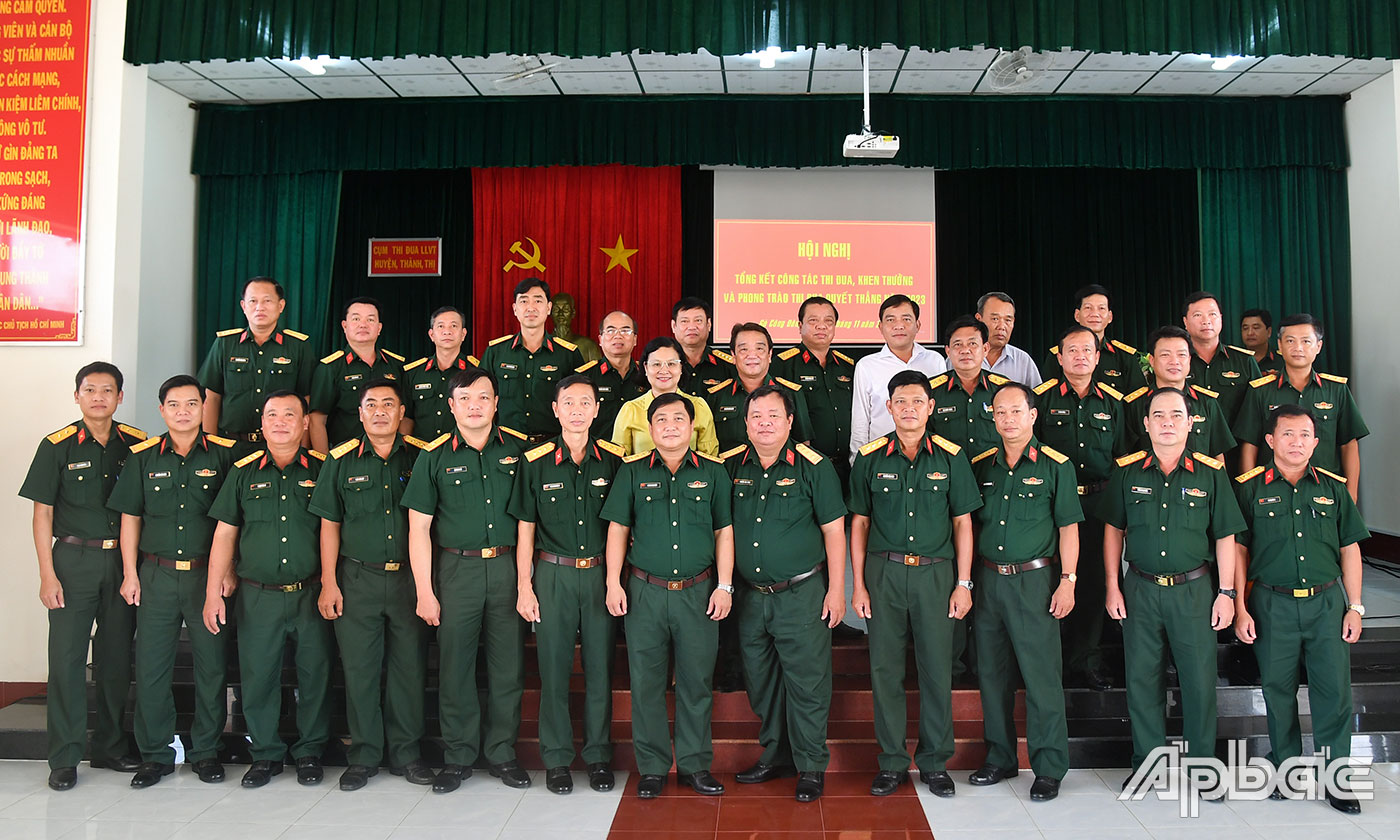 Đại biểu tham dự hội nghị chụp ảnh lưu niệm.