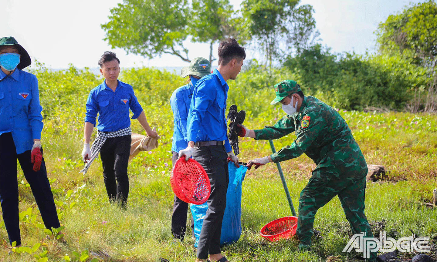 Đoàn viên thanh niên tham gia Chương trình hãy làm sạch biển, thu gom rác thải bảo vệ môi trường