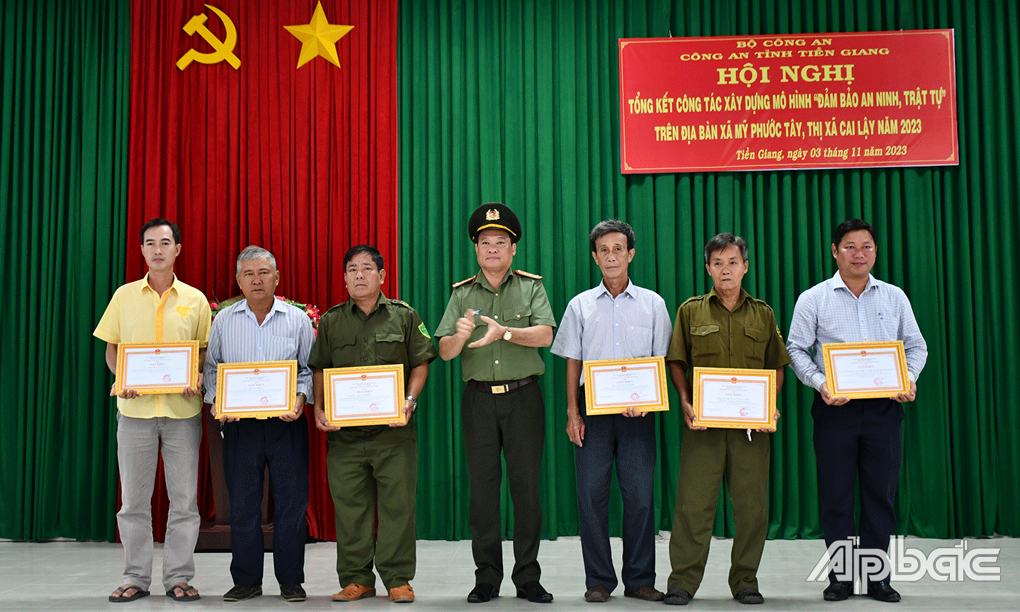 Các tập thể và cá nhân của xã Mỹ Phước Tây có nhiều thành tích trong thực hiện mô hình “Đảm bảo ANTT” được tặng Giấy khen của Giám đốc Công an tỉnh.