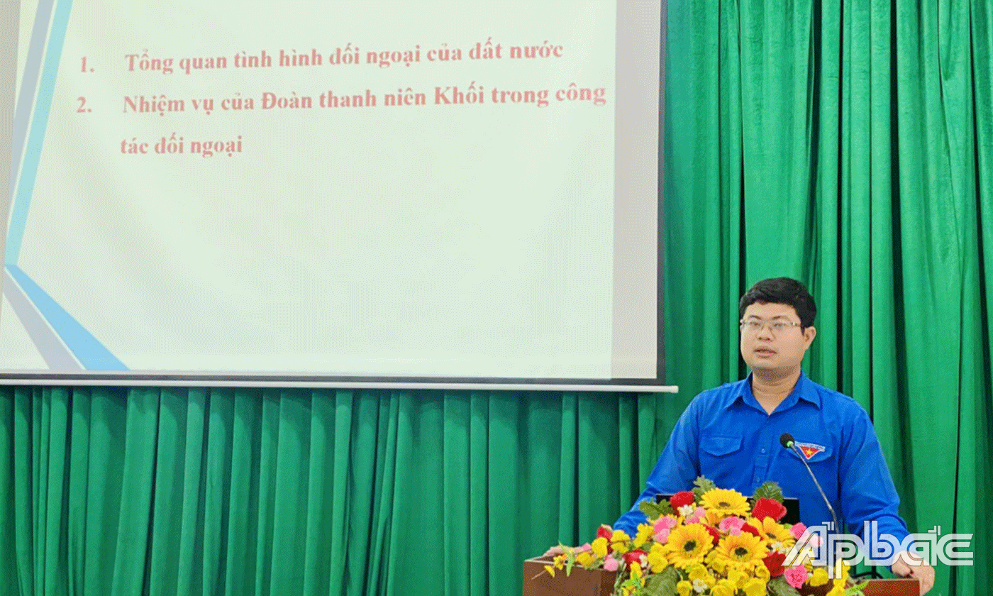 Đồng chí Võ Nguyễn Nam Anh thông tin tuyên truyền đối ngoại. 
