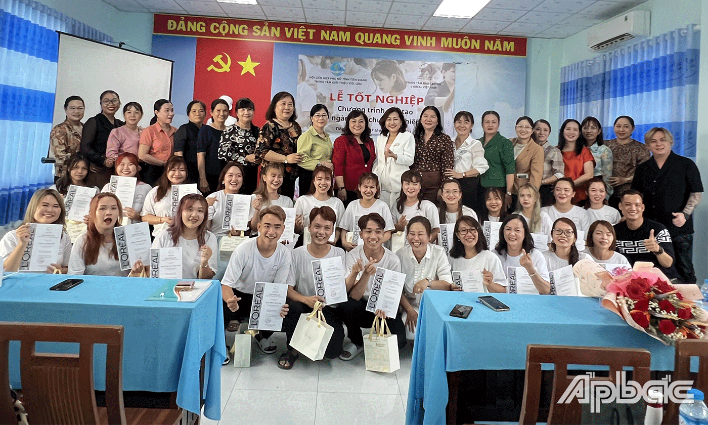 Trao chứng chỉ hoàn thành khóa học cho học viên.