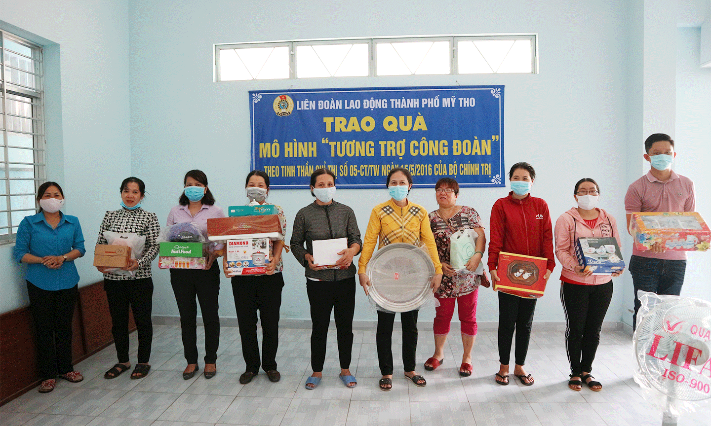 Chủ tịch LĐLĐ TP. Mỹ Tho Phạm Thị Thu Hà trao 
