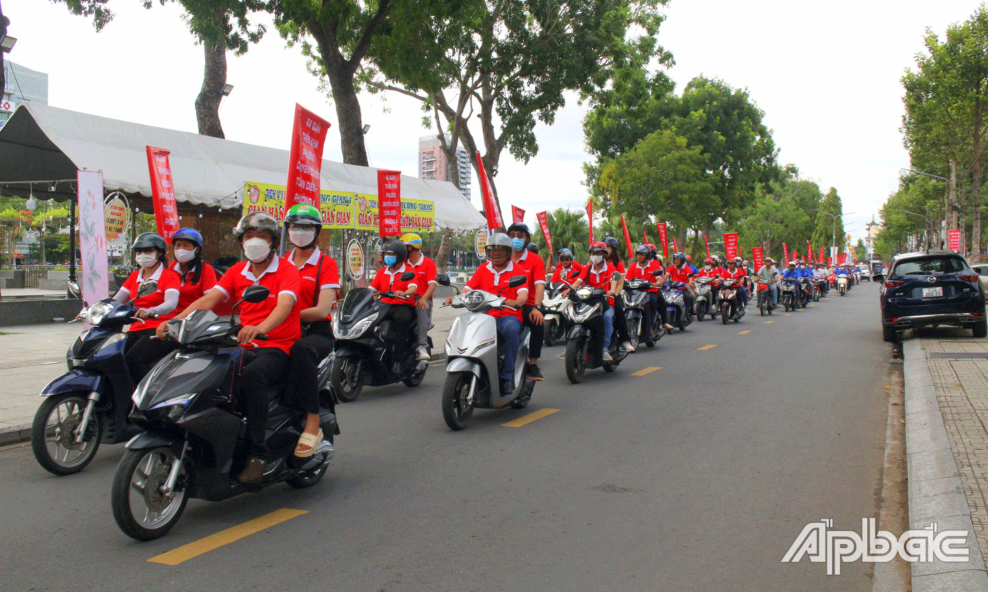 Thành đoàn TP. Mỹ Tho, Viettel Tiền Giang và UBND phường 4 tuần hành tuyên truyền triển khai “Phường chuyển đổi số toàn diện - phường 4, TP. Mỹ Tho”.