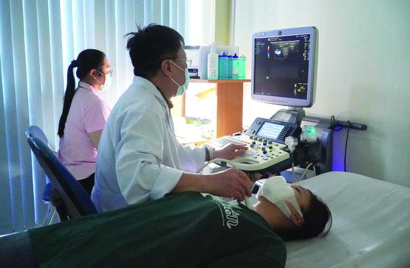 Bác sĩ Bệnh viện Chợ Rẫy, TPHCM thăm khám cho người bệnh.