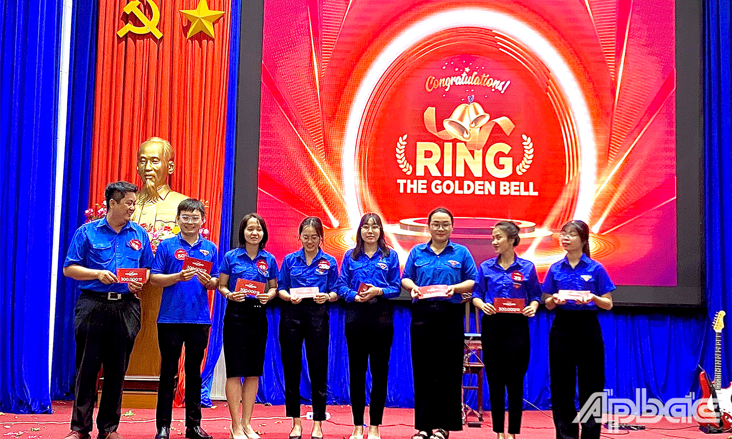 Ban tổ chức trao giải cho các thí sinh tại Hội thi