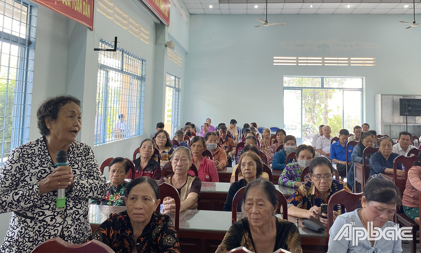 Cử tri huyện Gò Công Tây phát biểu ý kiến tại buổi tiếp xúc
