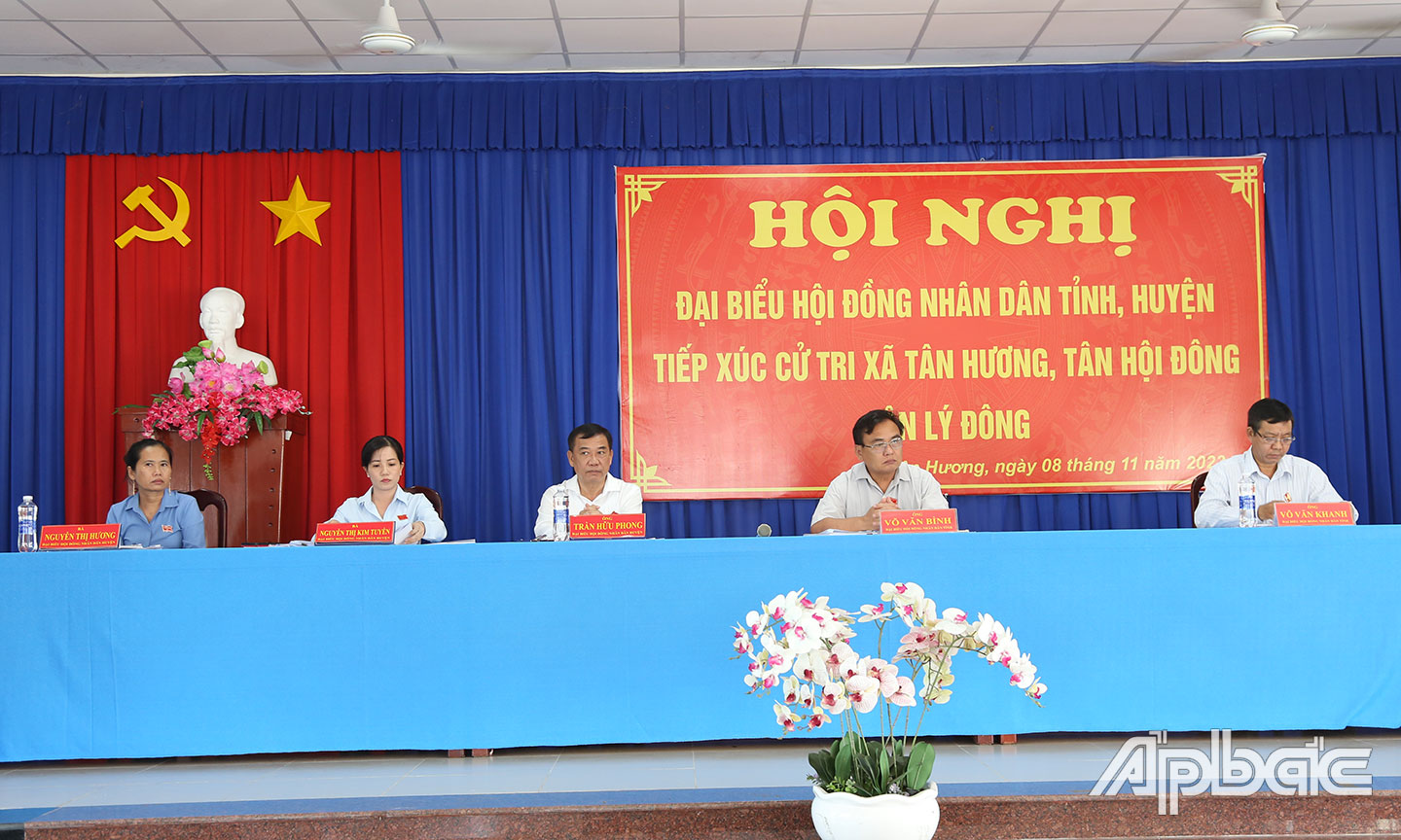 Đại biểu HĐND tỉnh, huyện nghe ý kiến cử tri phát biểu