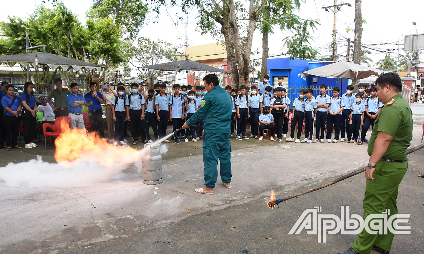 Thực hành dập tắt cháy bình gas.