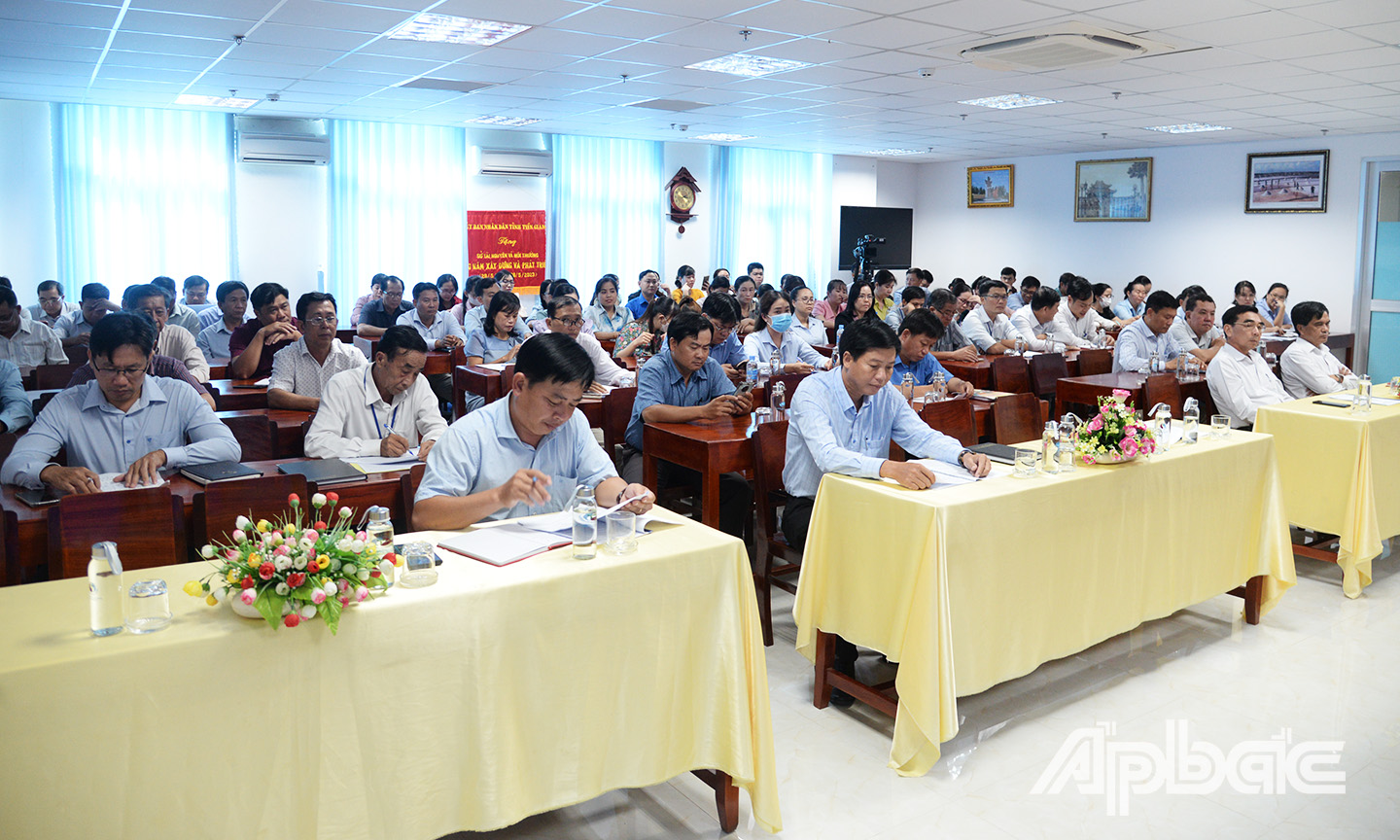 Các đại biểu làm việc tại Tọa đàm.