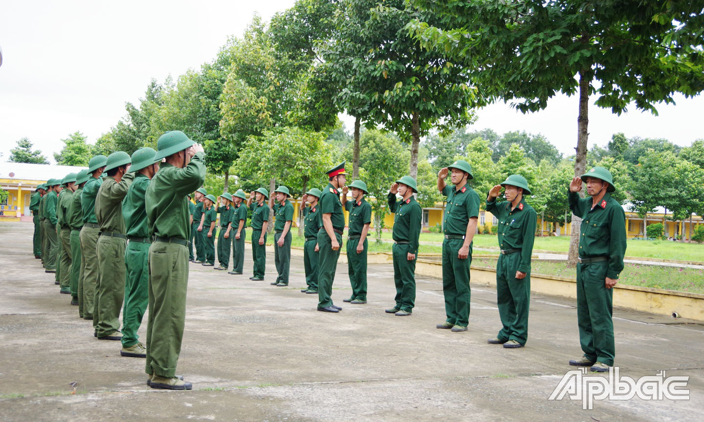 Quân nhân dự bị Tiểu đoàn 5, Trung đoàn 2, Sư đoàn 8 (Quân khu 9) tổ chức ôn luyện điều lệnh đội ngũ tay không.