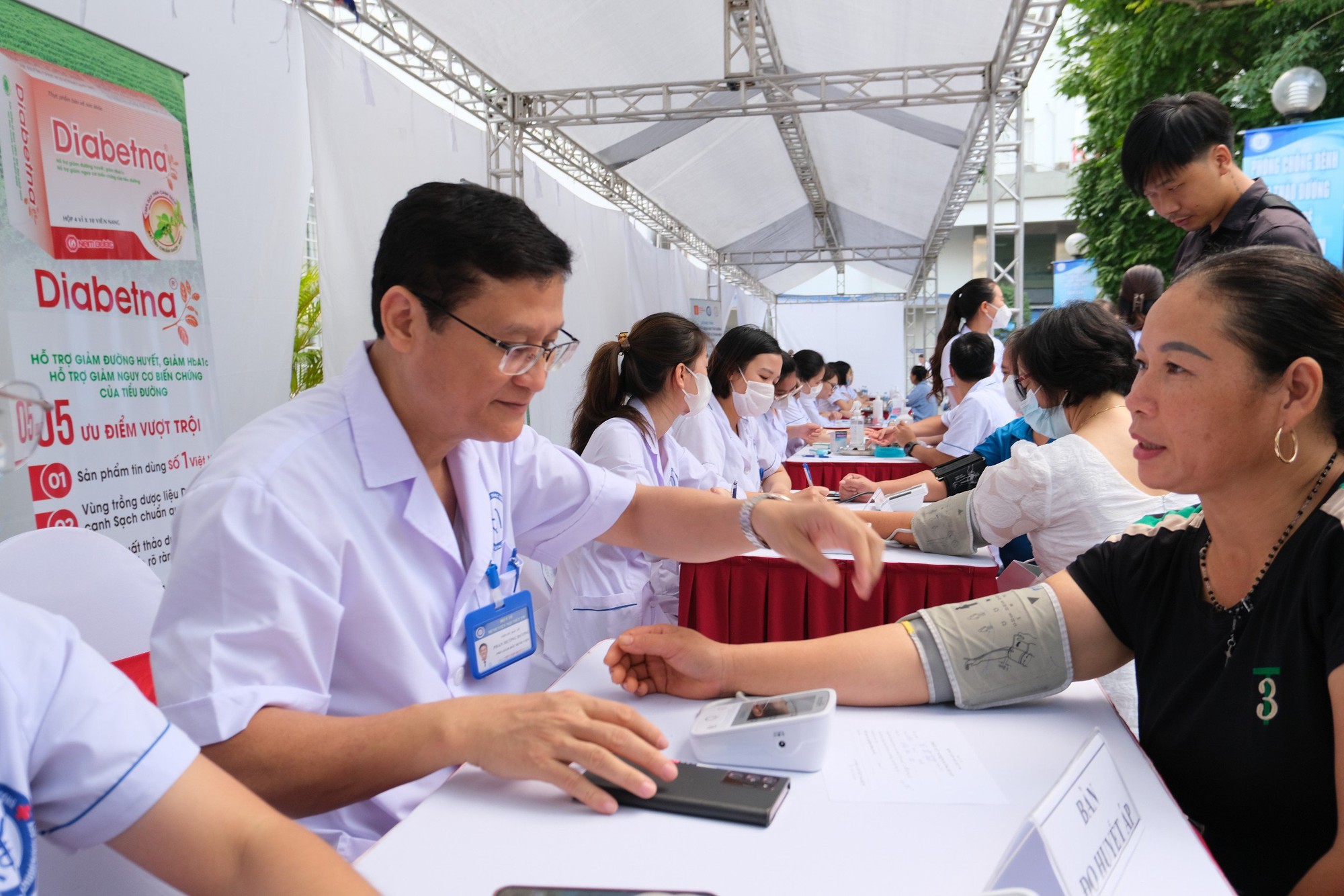 Tư vấn cho người dân trong ngày ngày đái tháo đường thế giới năm 2023 tại Bệnh viện Nội tiết Trung ương.