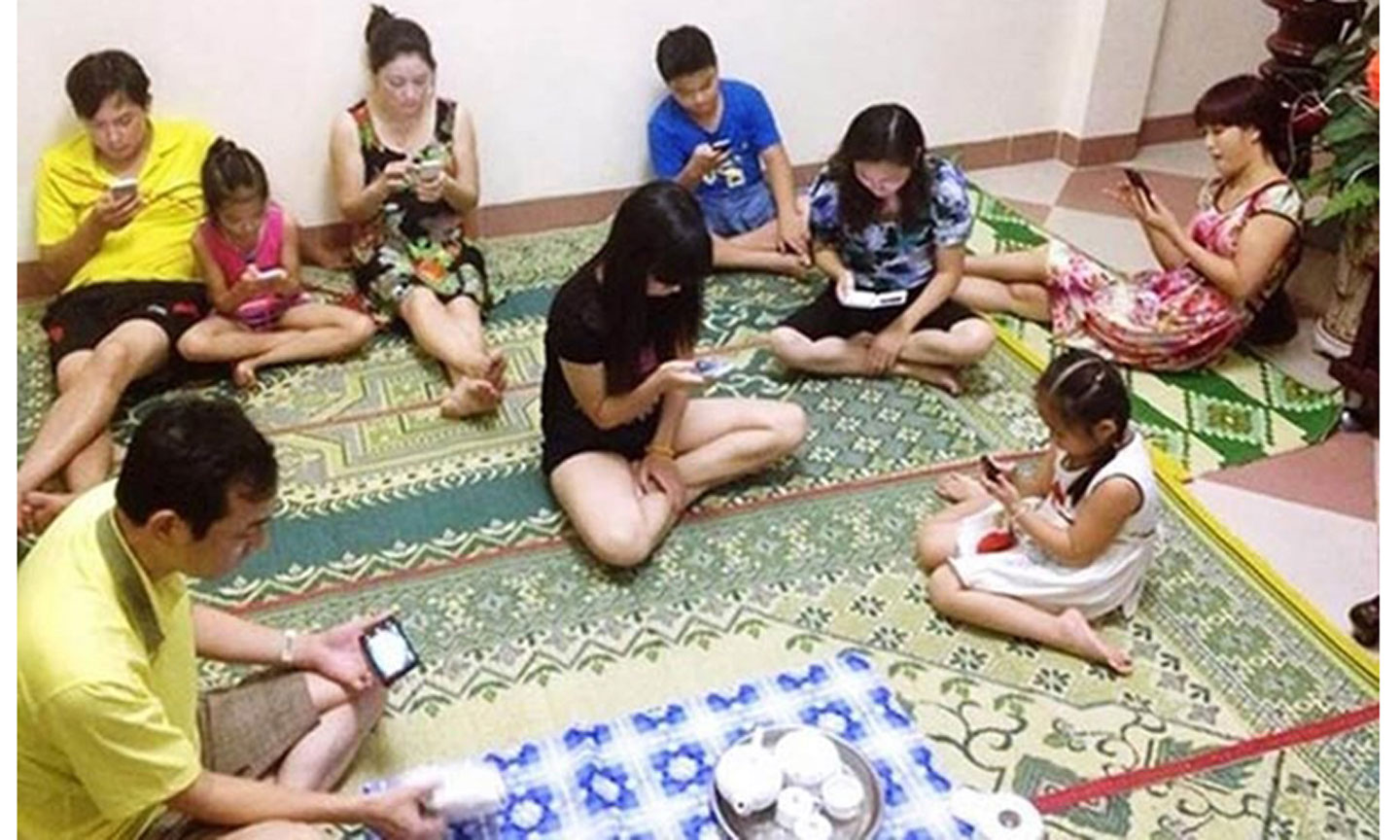 Khi mỗi người chăm chú vào điện thoại, chìm đắm vào thế giới riêng tư thì cũng đồng nghĩa với những phút giây trò chuyện cùng nhau bị đánh mất. (Ảnh: Internet)