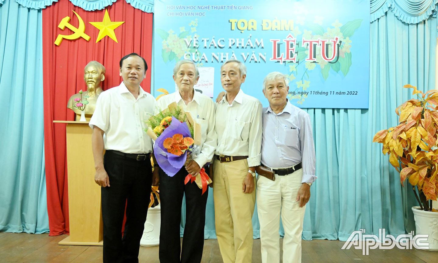 Đồng nghiệp Trường Cao đẳng Sư phạm Tiền Giang chụp ảnh lưu niệm cùng nhà văn Lê Tư.