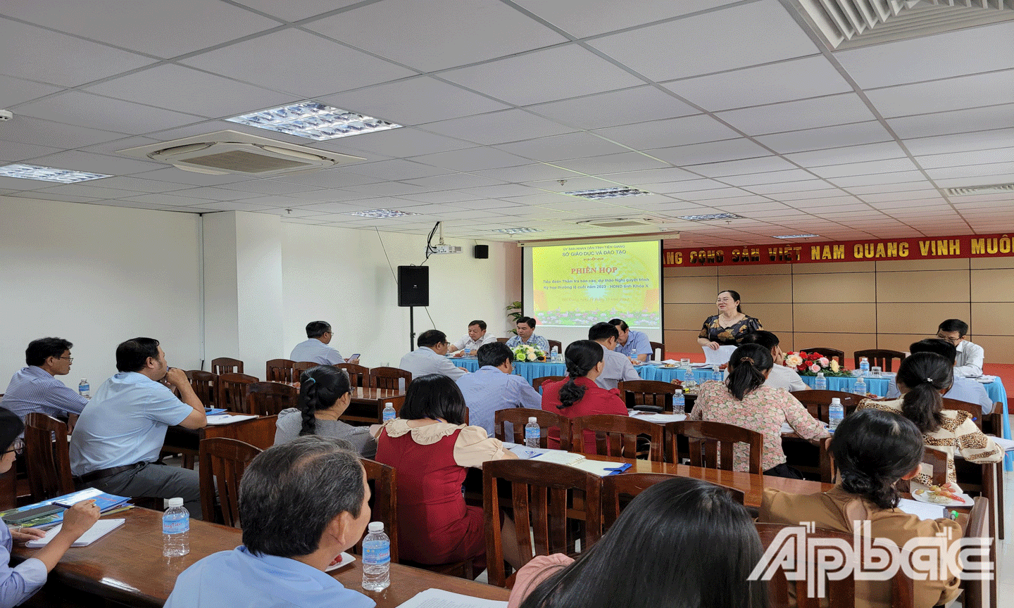 Quang cảnh buổi làm việc. 