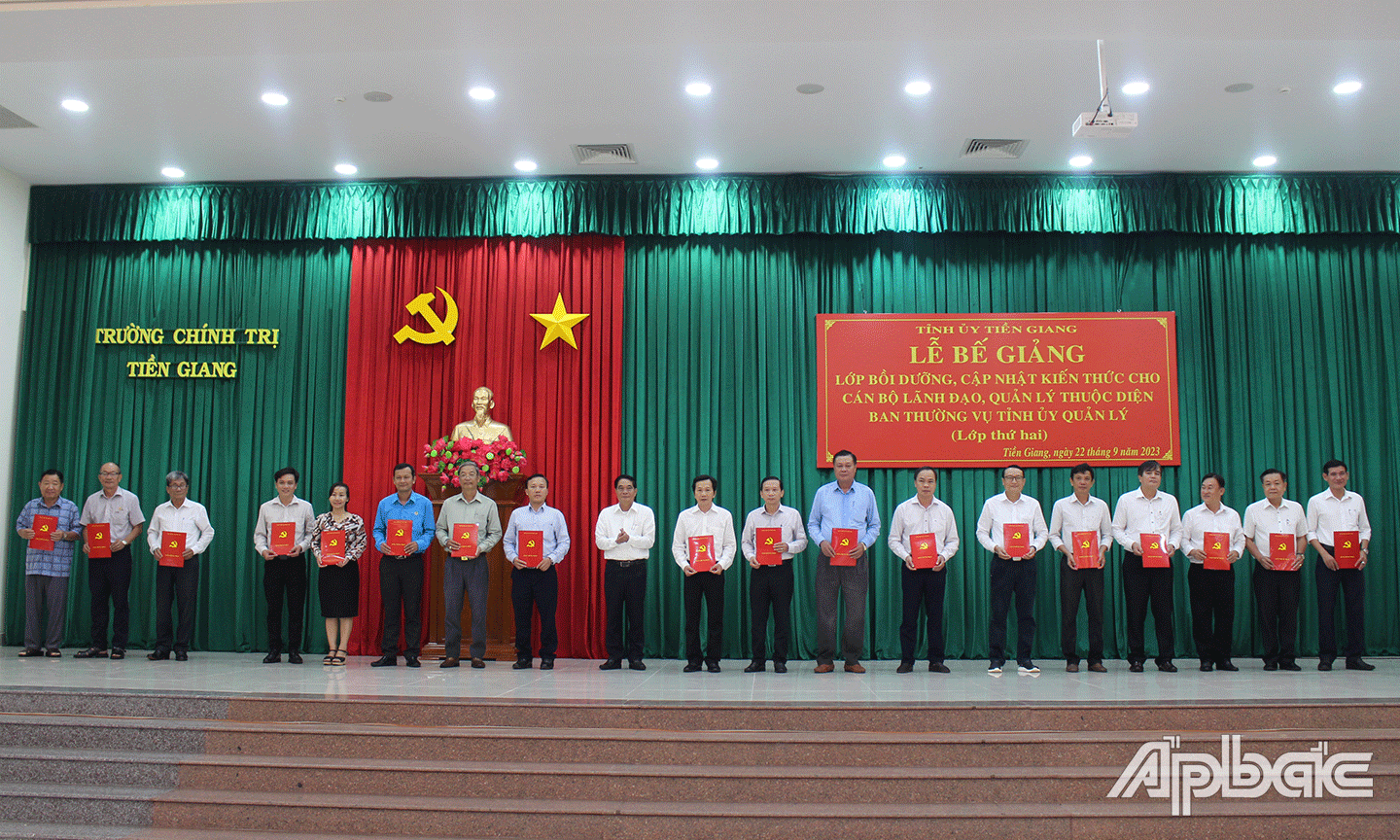 Học viên nhận Giấy chứng nhận hoàn thành lớp Bồi dưỡng, cập nhật kiến thức cho cán bộ lãnh đạo, quản lý thuộc diện Ban Thường vụ Tỉnh ủy Tiền Giang quản lý (lớp thứ hai), năm 2023. 