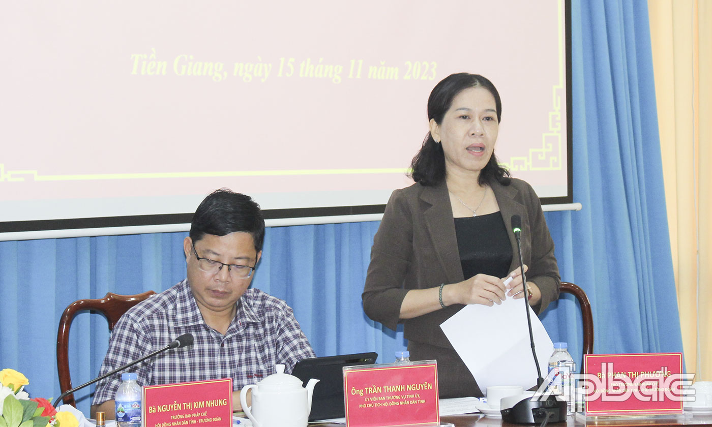 Các thành viên trong Đoàn giám sát nêu ý kiến, đánh giá tại buổi làm việc.