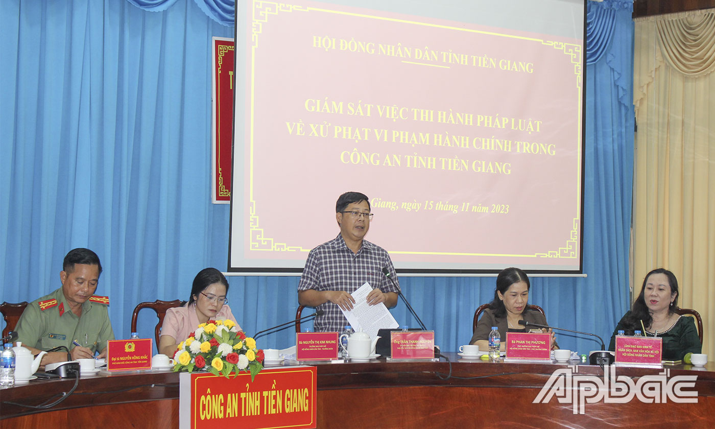 Phó Chủ tịch Thường trực HĐND tỉnh Trần Thanh Nguyên cùng Tổ đại biểu HĐND huyện tham dự buổi tiếp xúc cử tri.