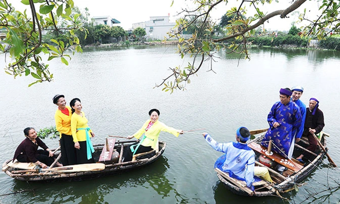 Hát trống quân trên thuyền ở Liêm Thuận. (Nguồn: nhandan.vn)
