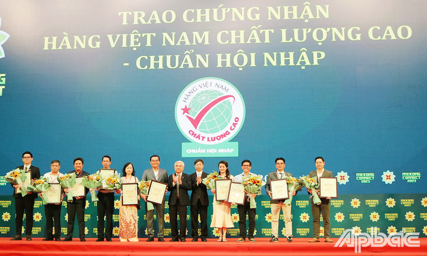 Hội doanh nghiệp Hàng Việt Nam Chất lượng cao trao giấy chứng nhận cho 18 doanh nghiệp đạt “Hàng Việt Nam chất lượng cao-Chuẩn hội nhập” năm 2023.