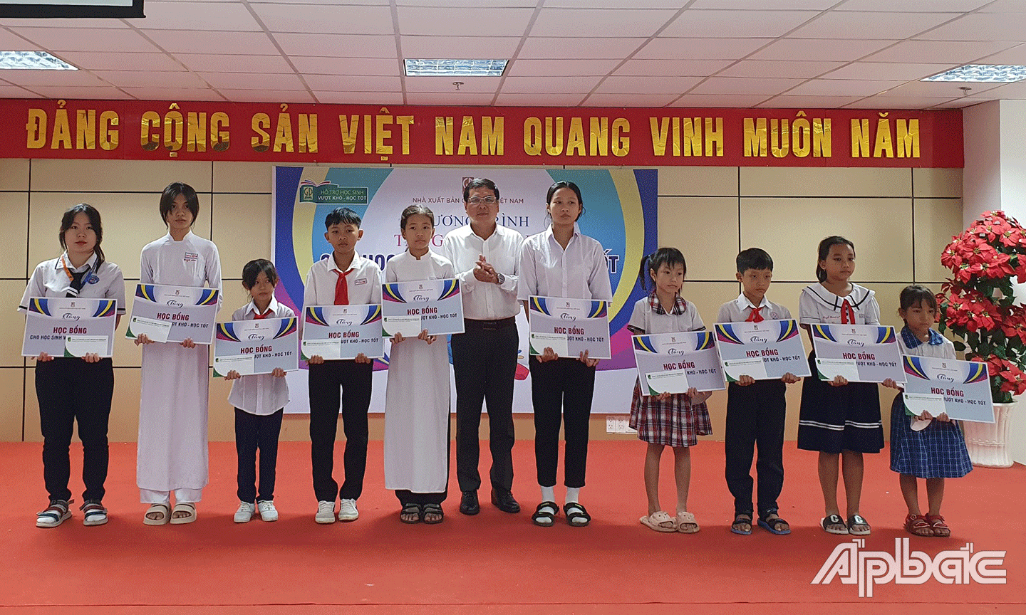 Trao học bổng.