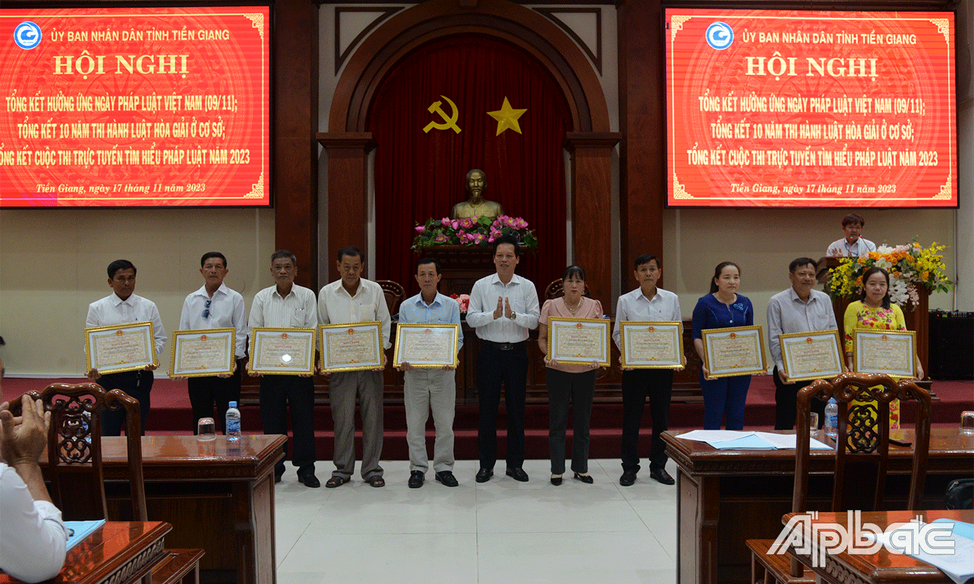 Phó Chủ tịch UBND tỉnh Nguyễn Thành Diệu tặng Bằng khen của UBND tỉnh cho các tập thể thực hiện tốt 10 năm Luật hoà giải cơ sở.