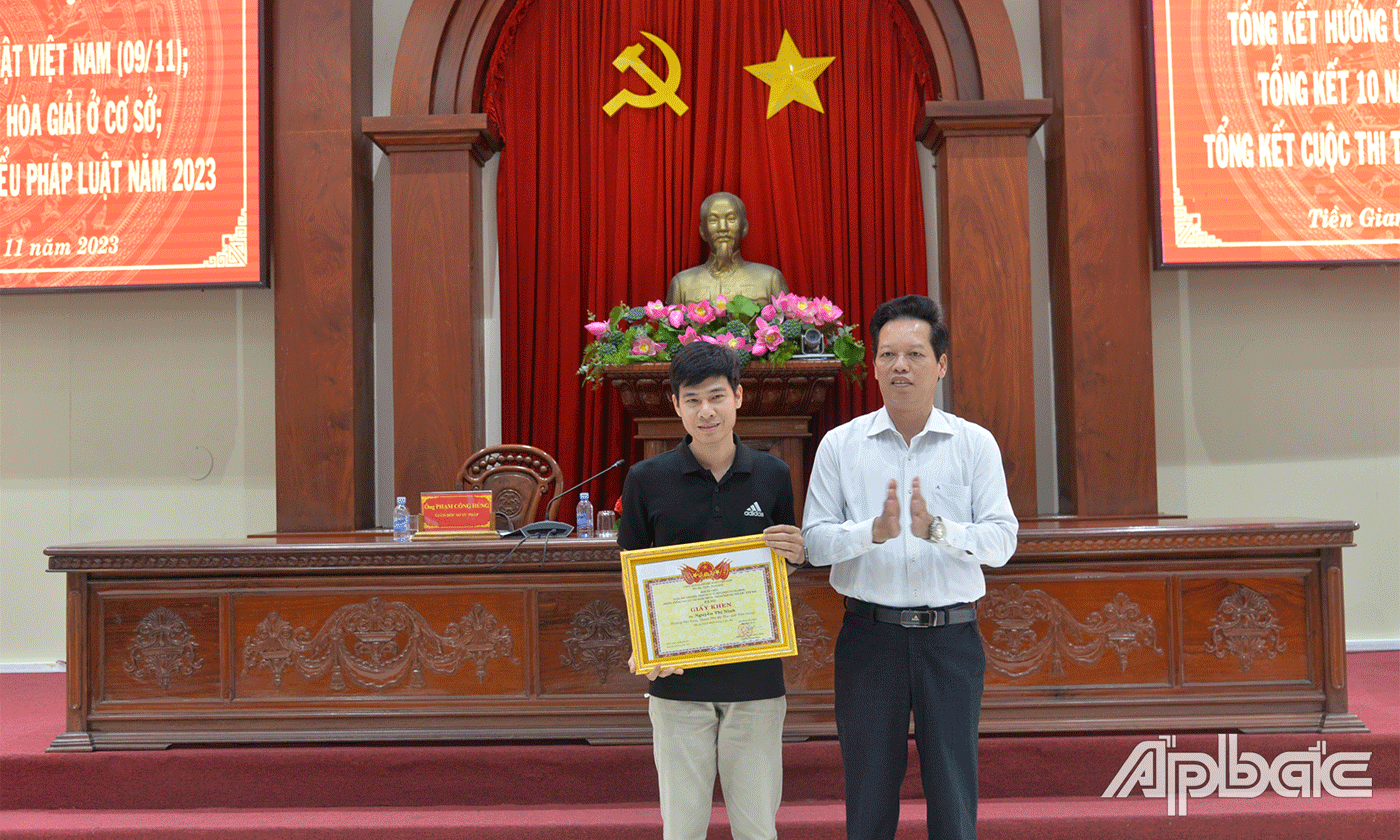 Phó Chủ tịch UBND tỉnh Nguyễn Thành Diệu trao giải Nhất Cuộc thi trực tuyến tìm hiểu pháp luật năm 2023.
