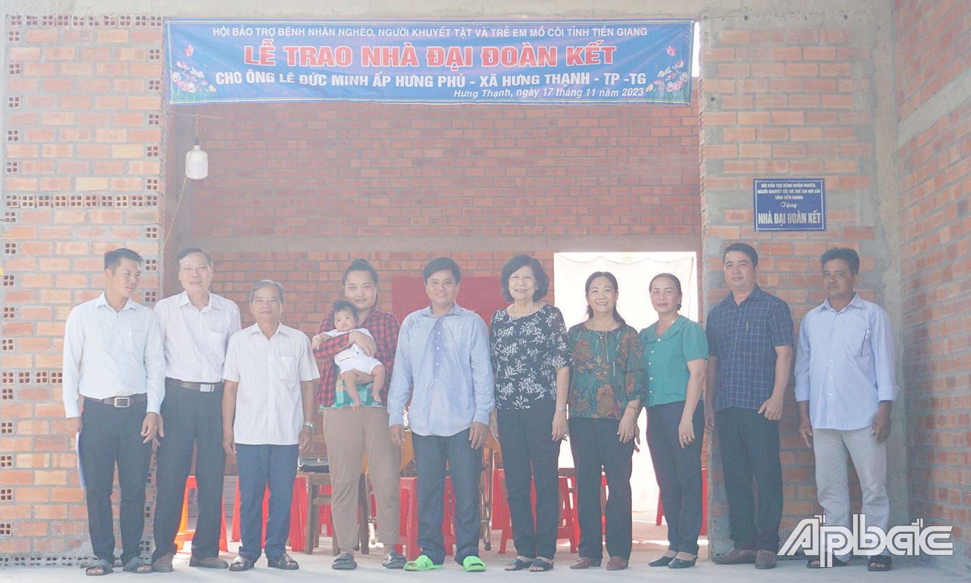 Ban giao căn nhà Đại đoàn kết cho hộ gia đình ông Lê Đức Minh 