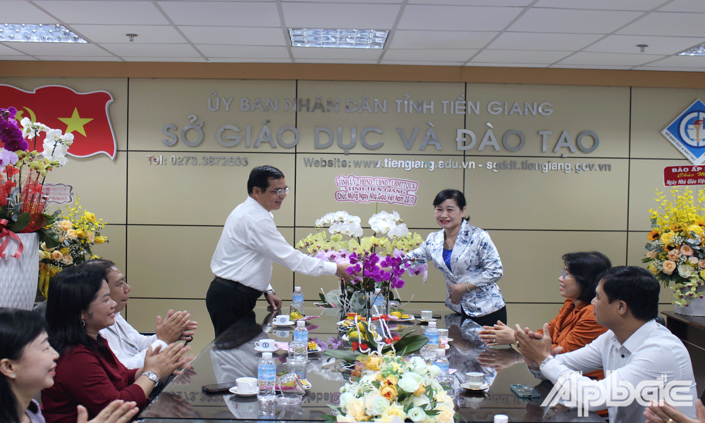 đồng chí Châu Thị Mỹ Phương ân cần thăm hỏi, chúc mừng Ngày Nhà giáo Việt Nam đến với tất cả cán bộ, giáo viên, nhân viên toàn ngành GD-ĐT. 