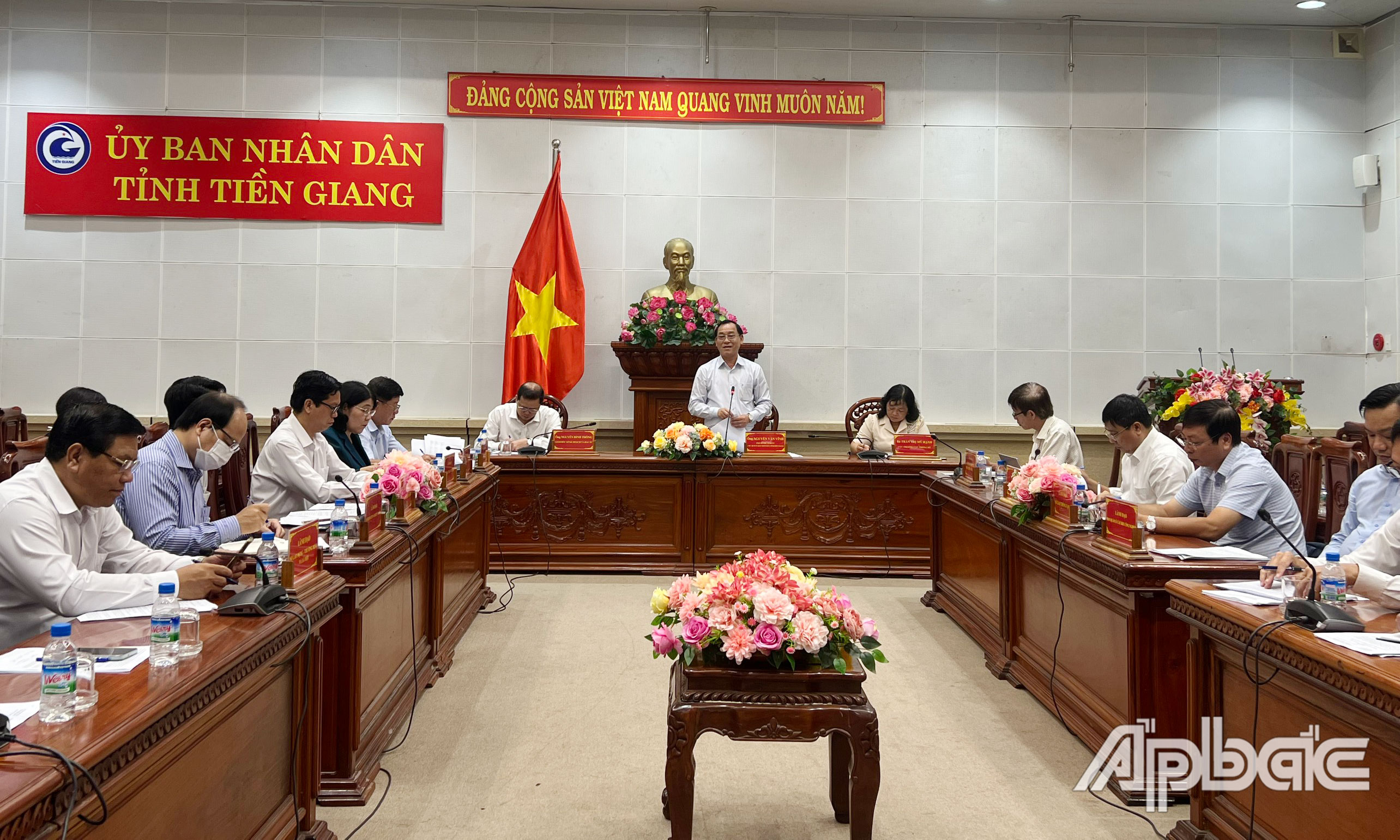 Quang cảnh cuộc họp.
