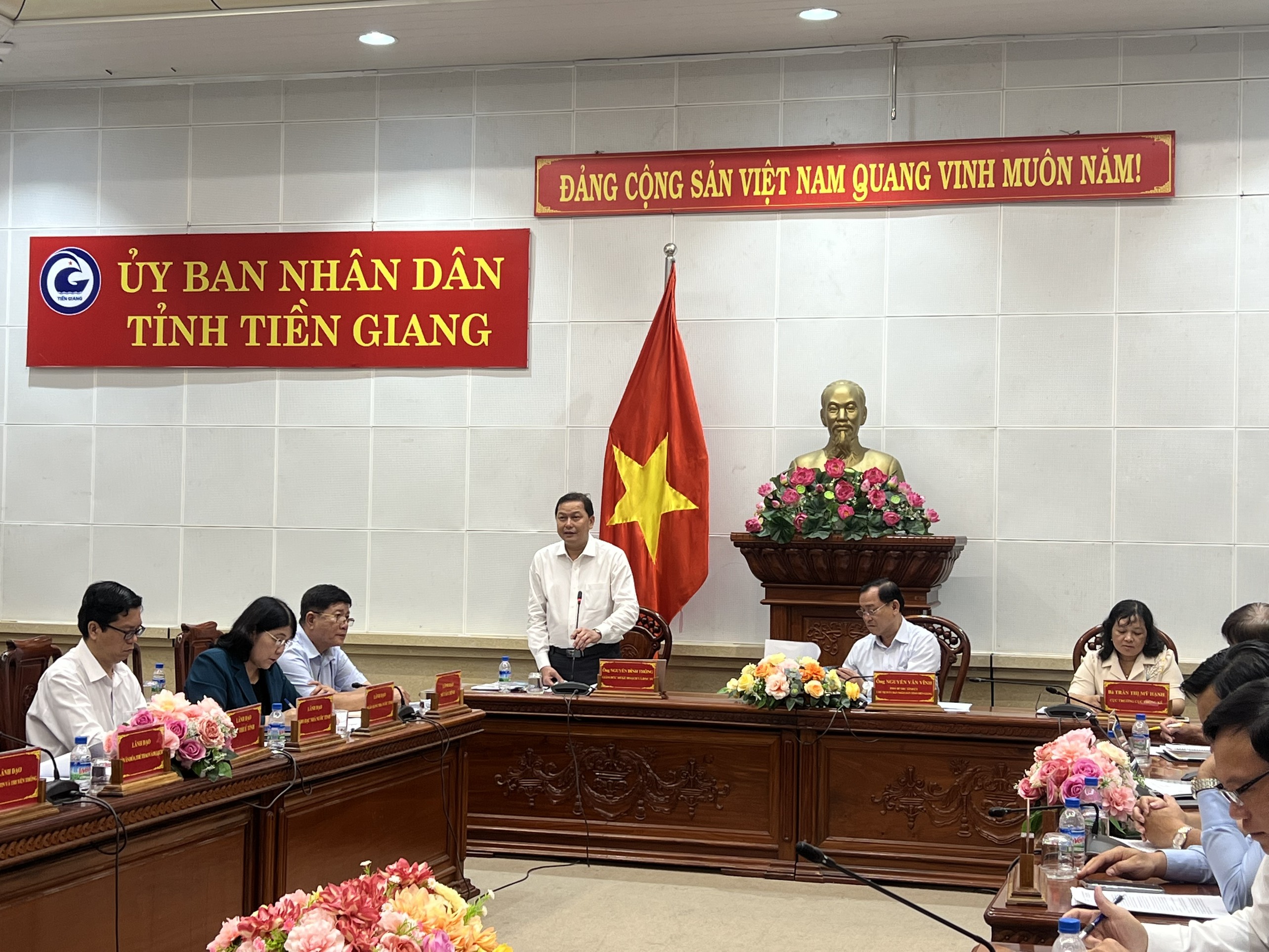 Giám đốc Sở Kế hoạch và Đầu tư Nguyễn Đình Thông phát biểu tại cuộc họp,