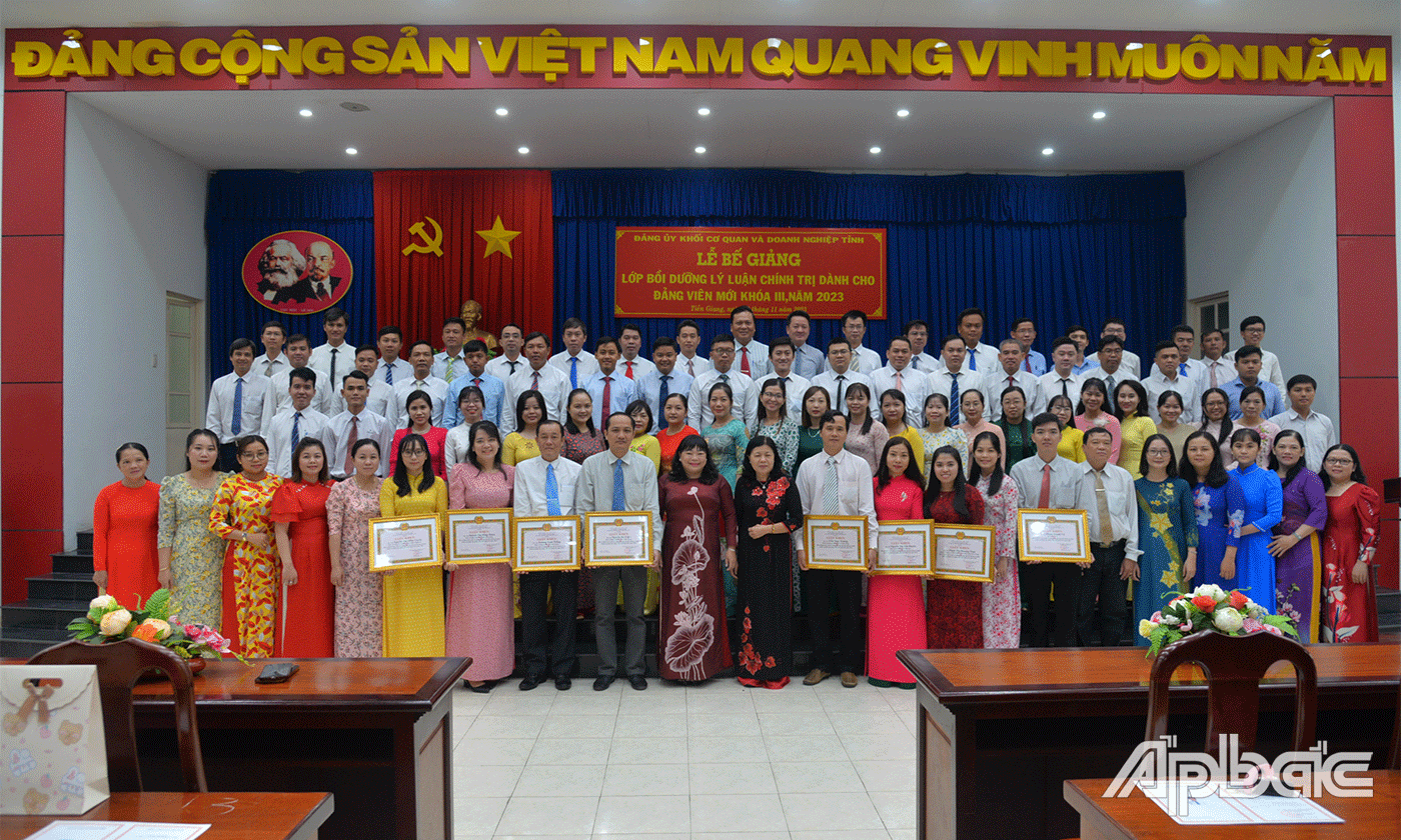 92 học viên viên hoàn thành lớp bồi dưỡng đảng viên mới.