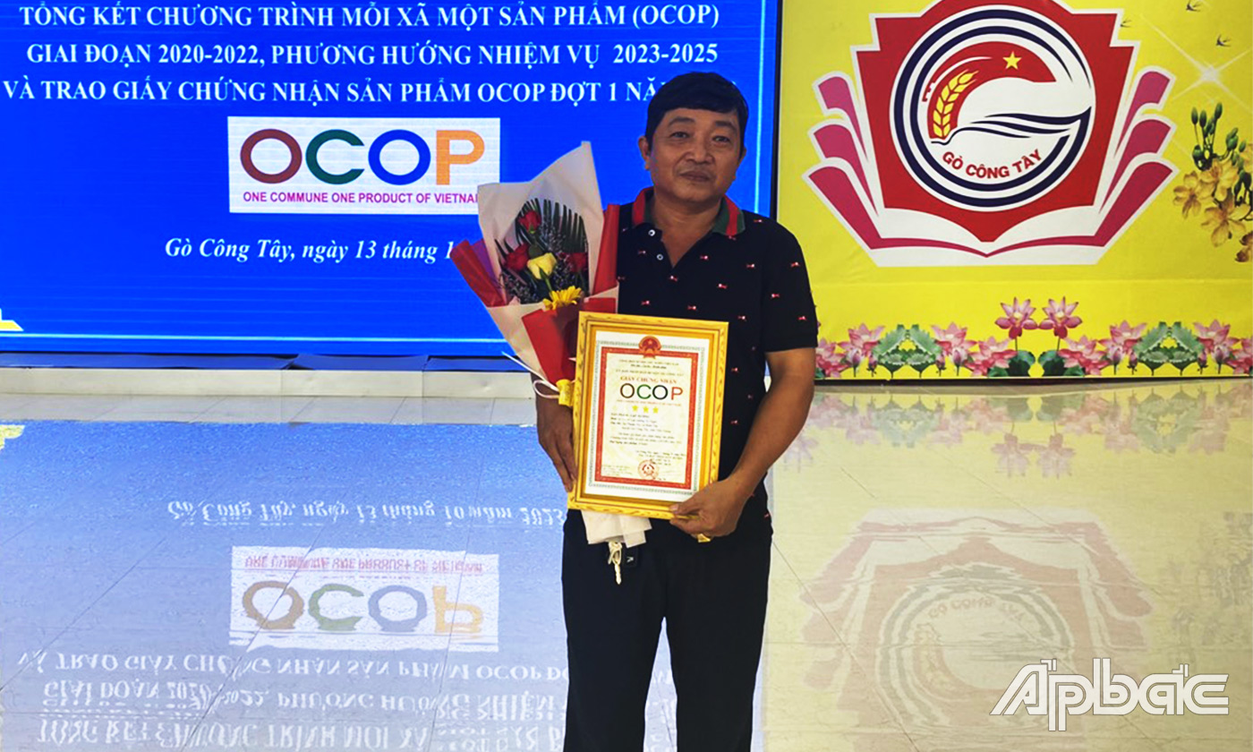 anh Trần Thanh Phương nhận chứng nhận sản phẩm OCOP