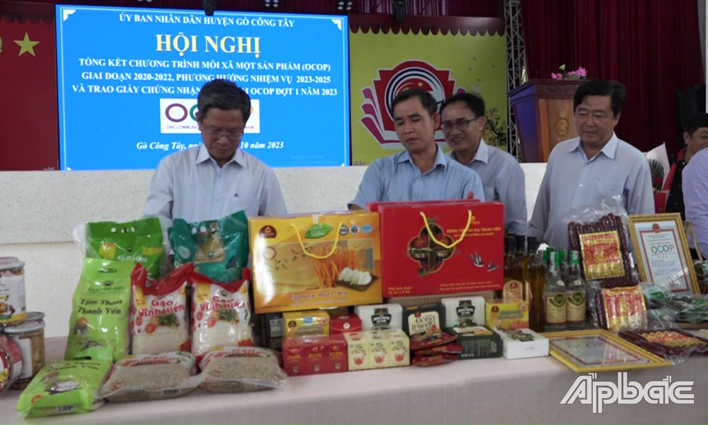 Lãnh đạo huyện tham quan các sản phẩm đạt chứng nhận OCOP