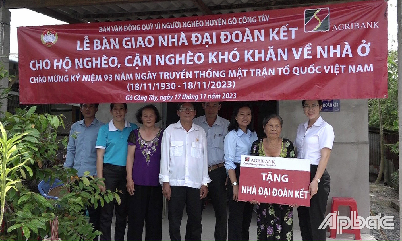 Lễ bàn giao nhà đại đoàn kết cho các hộ nghèo, hộ cận nghèo