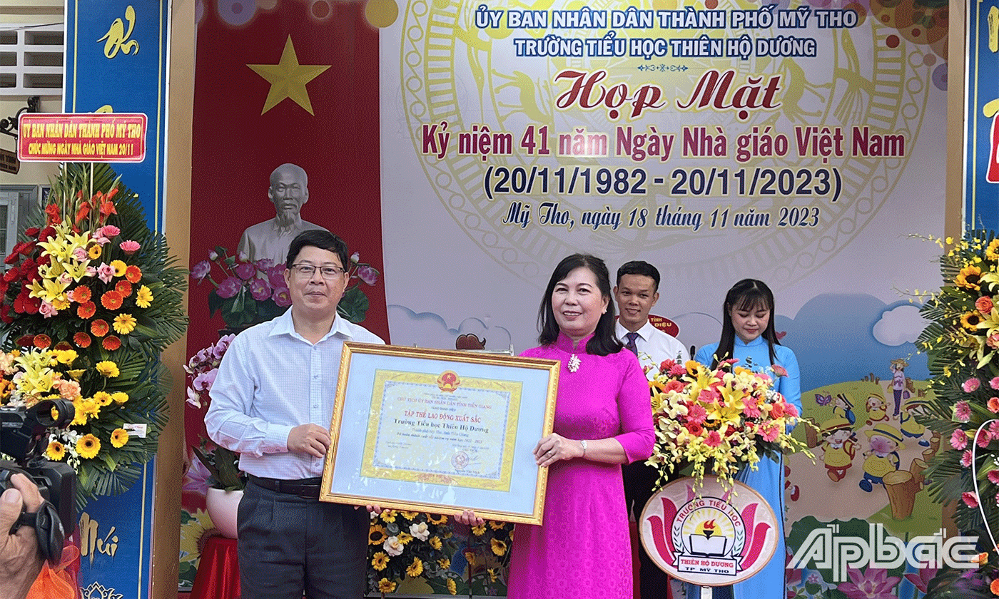 Trường Tiểu học Thiên Hộ Dương vinh dự đón nhận Bằng công nhận danh hiệu “Tập thể lao động xuất sắc” đã hoàn thành xuất sắc nhiệm vụ năm học 2022 – 2023.