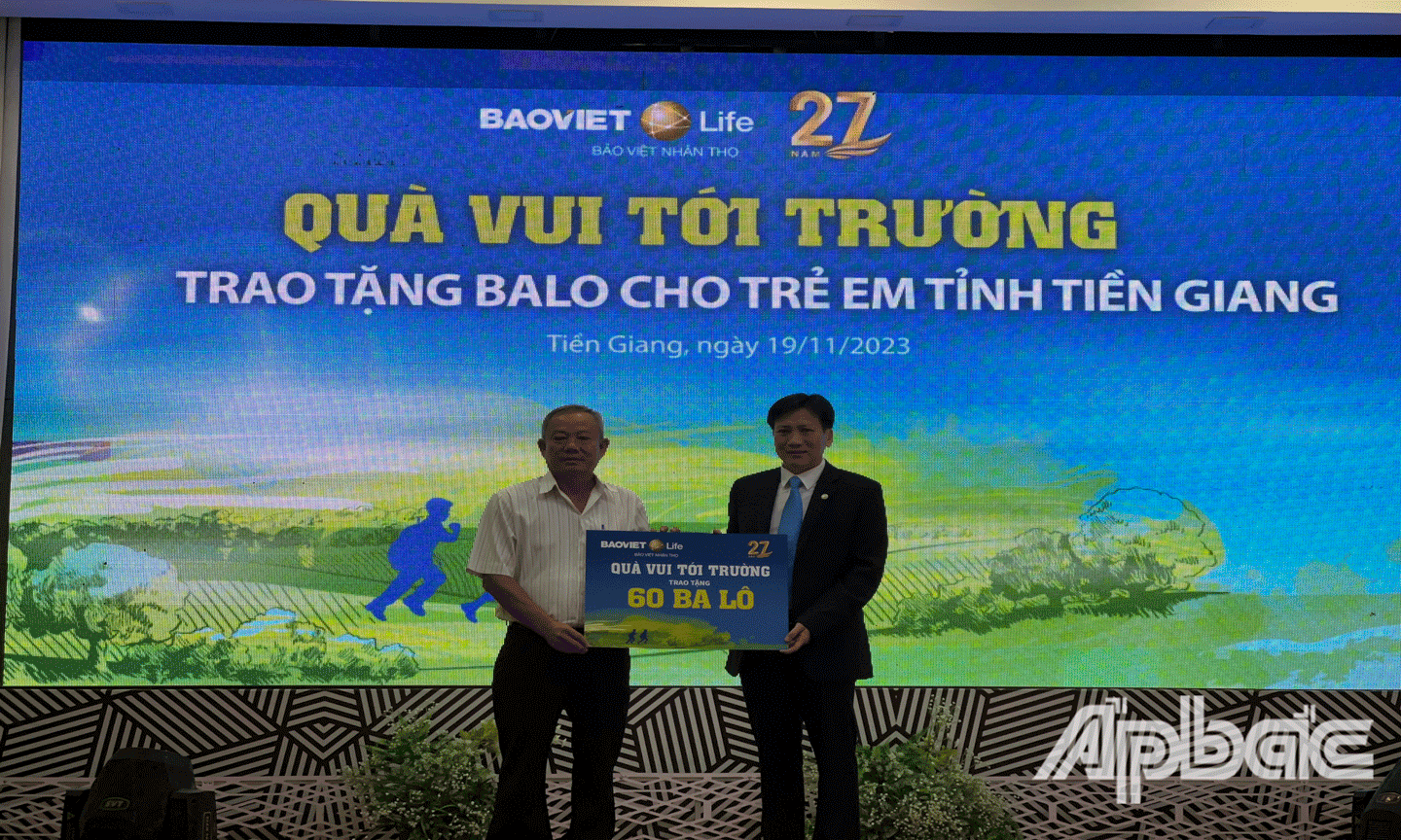 Sáng 19-11, tại Nhà hàng Làng Việt, Công ty Bảo Việt Nhân thọ Tiền Giang đã tổ chức Chương trình “Quà vui tới trường”, trao tặng Balo cho trẻ em tỉnh Tiền Giang. 