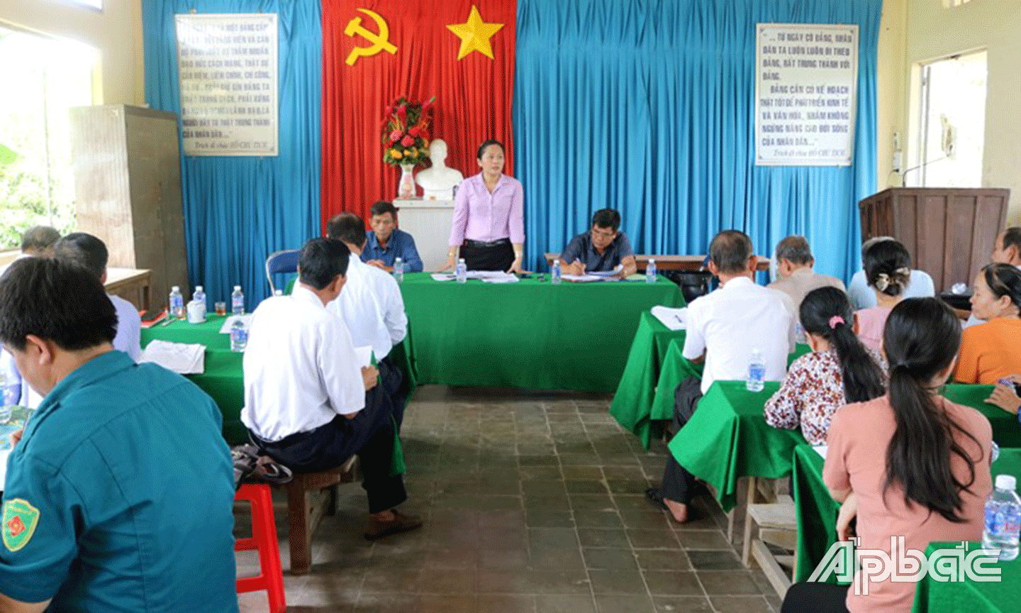 Buổi sinh hoạt chi bộ ở ấp 2, xã Cẩm Sơn, huyện Cai Lậy.                                                                                                                                                                                                                        Ảnh: HỒNG LINH 