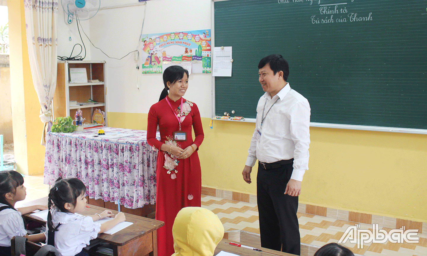 Tiến sĩ Lê Quang Trí thăm hỏi, động viên cán bộ, nhà giáo trong bối cảnh toàn ngành GD-ĐT triển khai Chương trình GDPT năm 2018. 