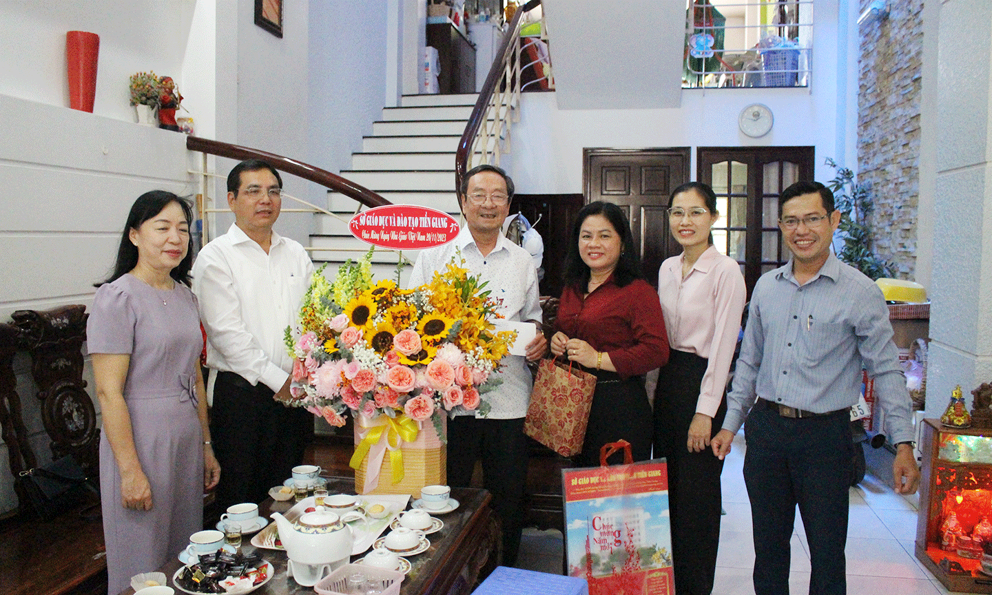 Lãnh đạo Sở GD-ĐT thăm, tặng hoa, chúc mừng nguyên Phó Chủ tịch UBND tỉnh,  nguyên Giám đốc Sở GD-ĐT Phan Văn Hà.