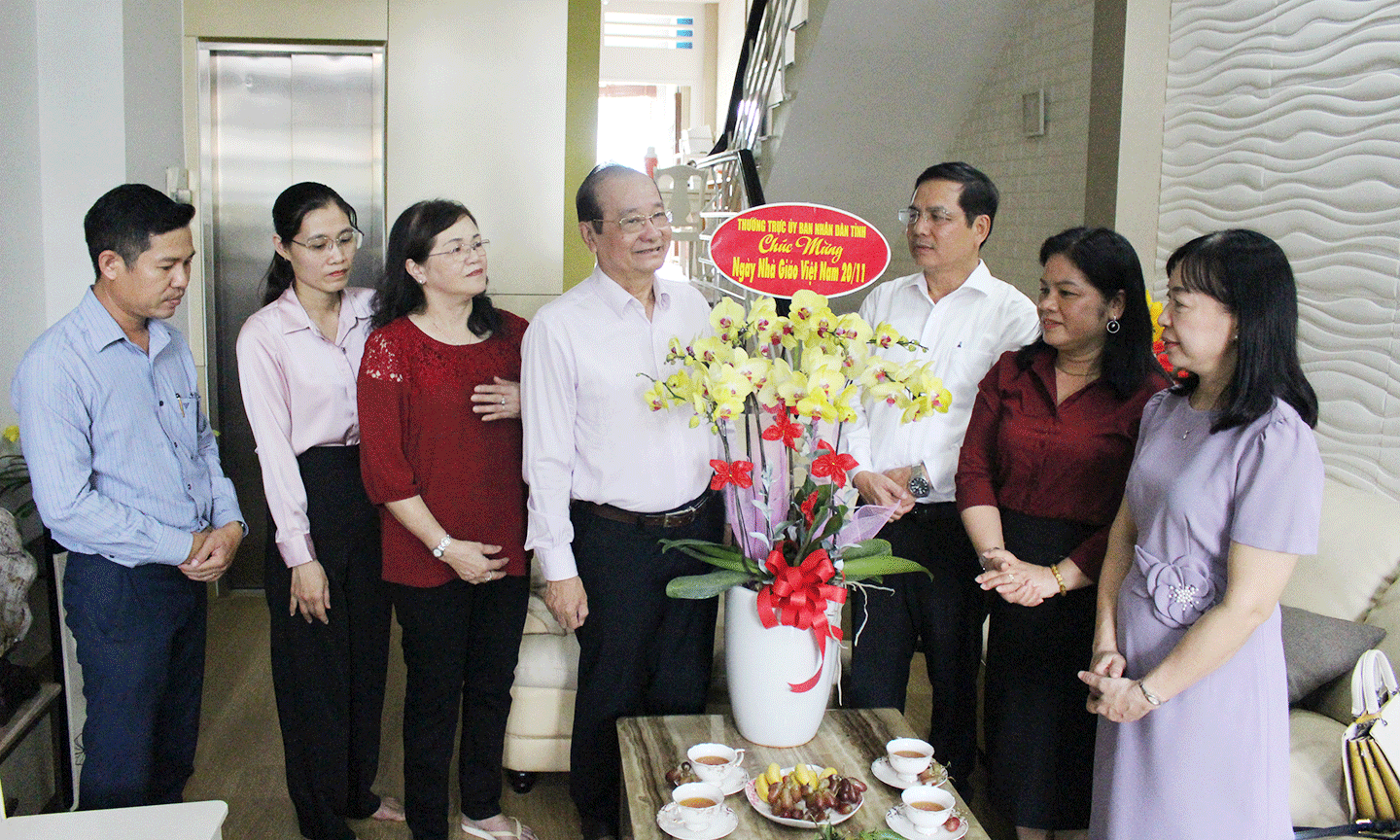 Lãnh đạo Sở GD-ĐT đã đến thăm, tặng hoa, chúc mừng nguyên Phó Chủ tịch UBND tỉnh,  nguyên Giám đốc Sở GD-ĐT Trần Thanh Đức. 