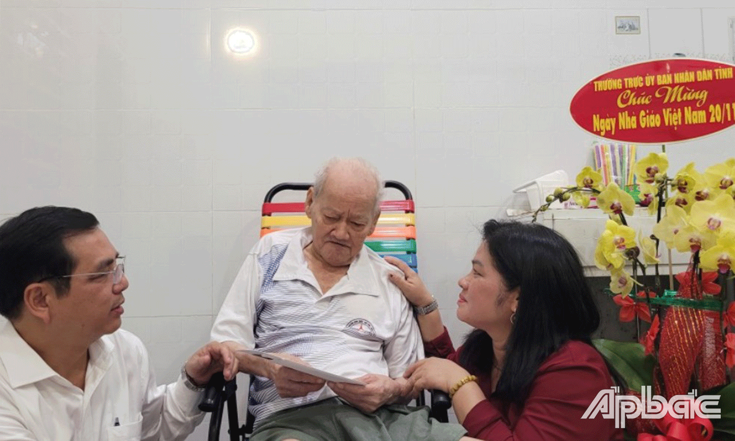 Lãnh đạo Sở GD-ĐT ân cần thăm hỏi sức khỏe nguyên Giám đốc Sở GD-ĐT Trương Nam Thắng. Dù tuổi cao, nhưng ông vẫn  luôn dõi theo sự phát triển của ngành trong thời gian qua. 