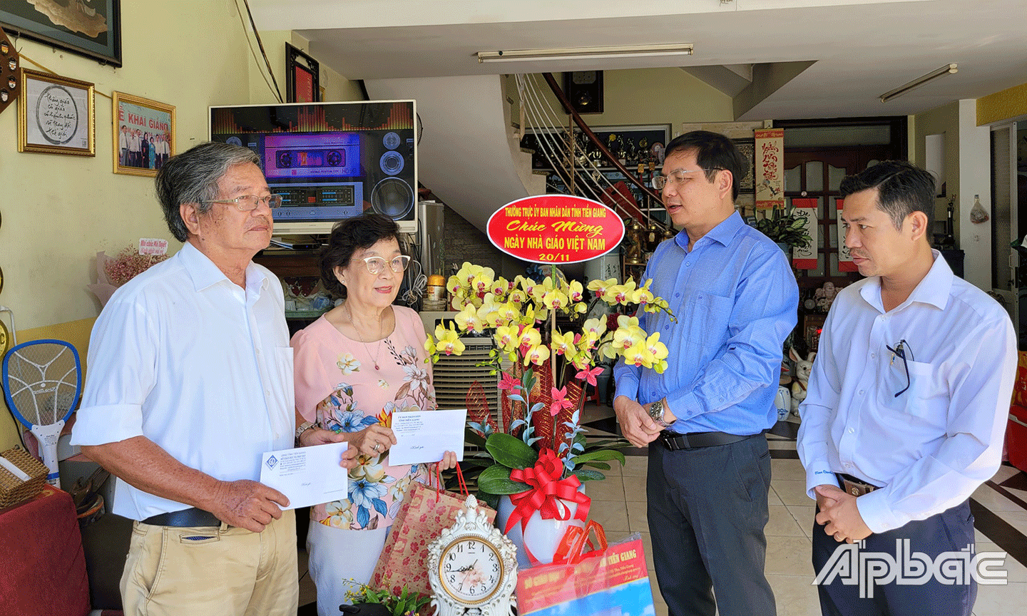 Lãnh đạo Sở GD-ĐT thăm, tặng hoa, chúc mừng gia đình nguyên Giám đốc Sở GD-ĐT Đồng Thị Bạch Tuyết. 