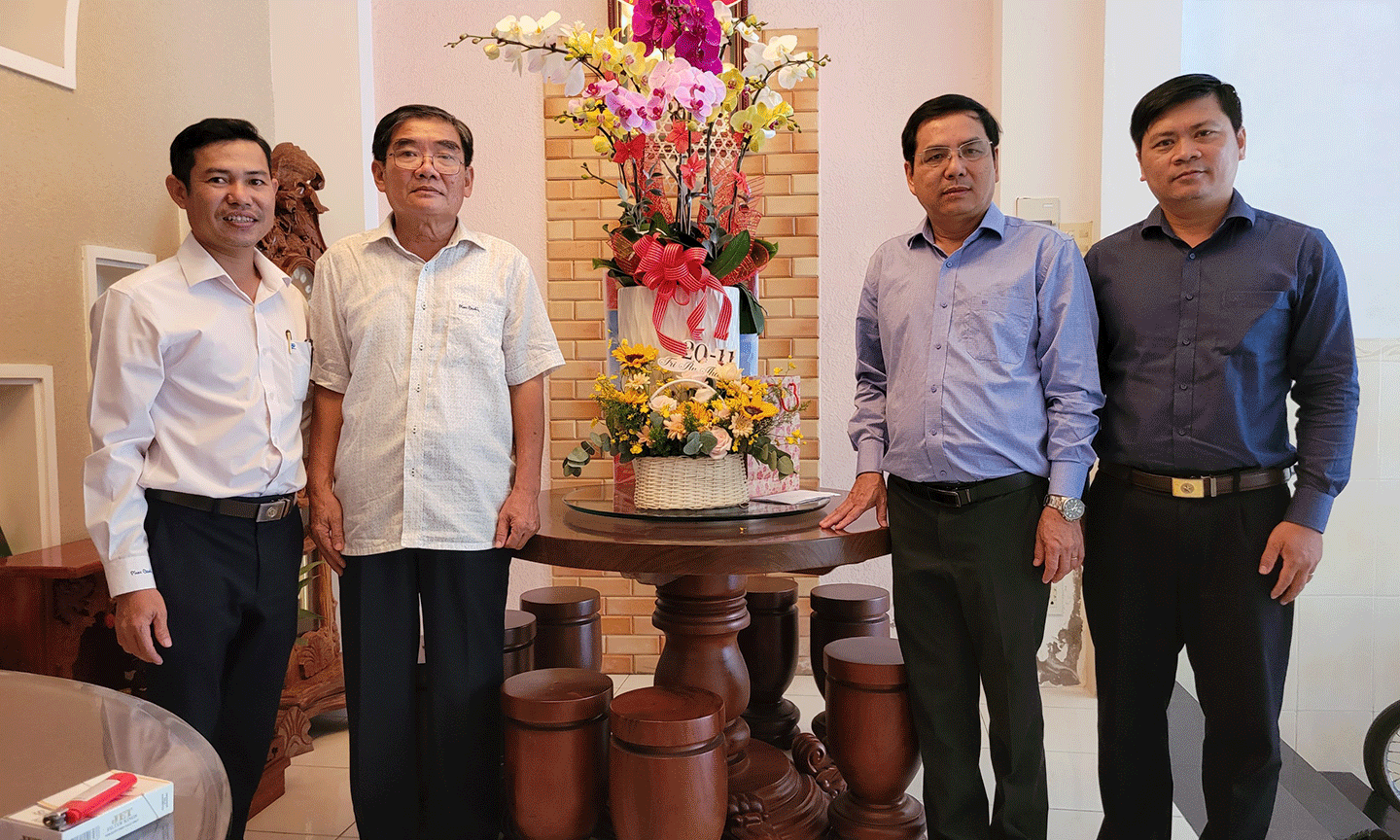 Lãnh đạo Sở GD-ĐT thăm, tặng hoa, chúc mừng nguyên  Giám đốc Sở GD-ĐT Nguyễn Hồng Oanh. 
