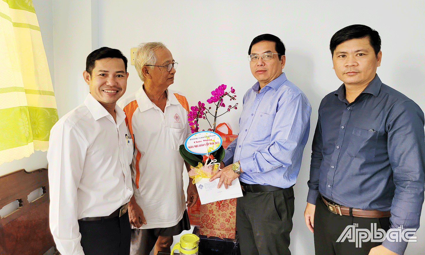  Lãnh đạo Sở GD-ĐT thăm, tặng hoa, chúc mừng nguyên Phó Giám đốc Sở GD-ĐT Đặng Chí Kháng. 