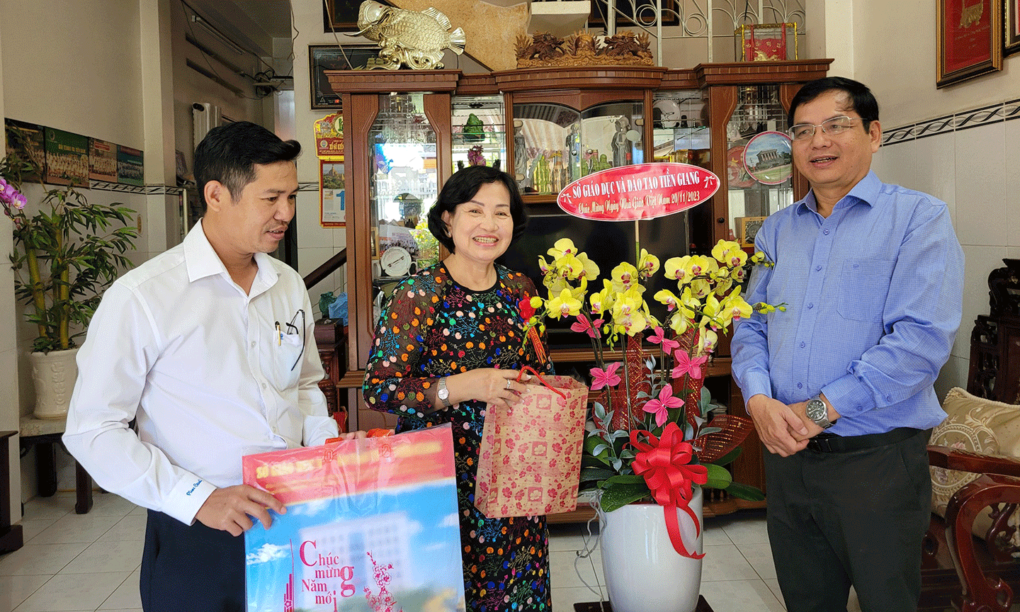 Lãnh đạo Sở GD-ĐT thăm, tặng hoa, chúc mừng nguyên Phó Giám đốc Sở GD-ĐT Trần Thị Quý Mão. 