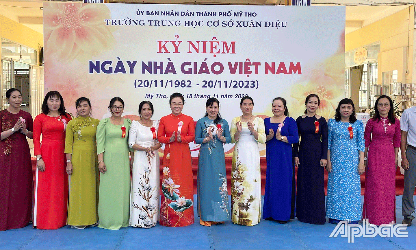 Bà Châu Thị Mỹ Phương- Uỷ viên Ban Thường vụ Tỉnh uỷ, Trưởng Ban Tuyên giáo Tỉnh uỷ Tiền Giang trao tặng kỷ niệm chương “ Vì sự nghiệp giáo dục” cho các thầy, cô giáo.