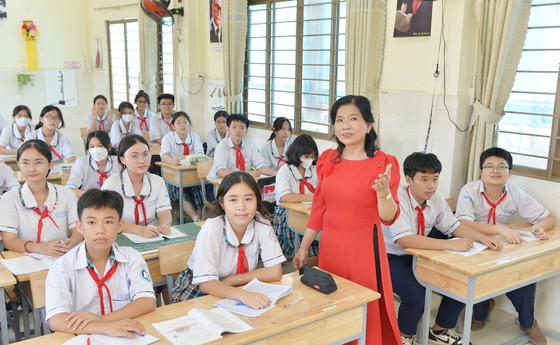 Cô Nguyễn Thị Minh Duyên, Trường THCS Hiệp Phước, huyện Nhà Bè, TPHCM trong giờ lên lớp. Ảnh: CAO THĂNG