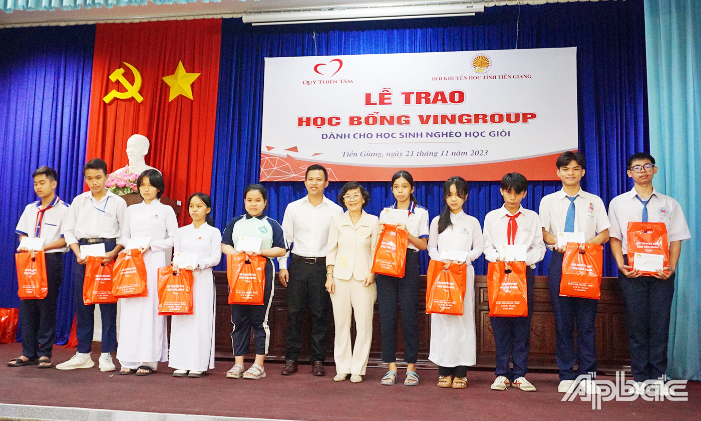 Đại diện Quỹ Thiện Tâm và Chủ tịch Hội Khuyến học tỉnh Tiền Giang Đồng Thị Bạch Tuyết trao học bổng cho học sinh nghèo có hoàn cảnh đặc biệt khó khăn, vượt khó học giỏi.  