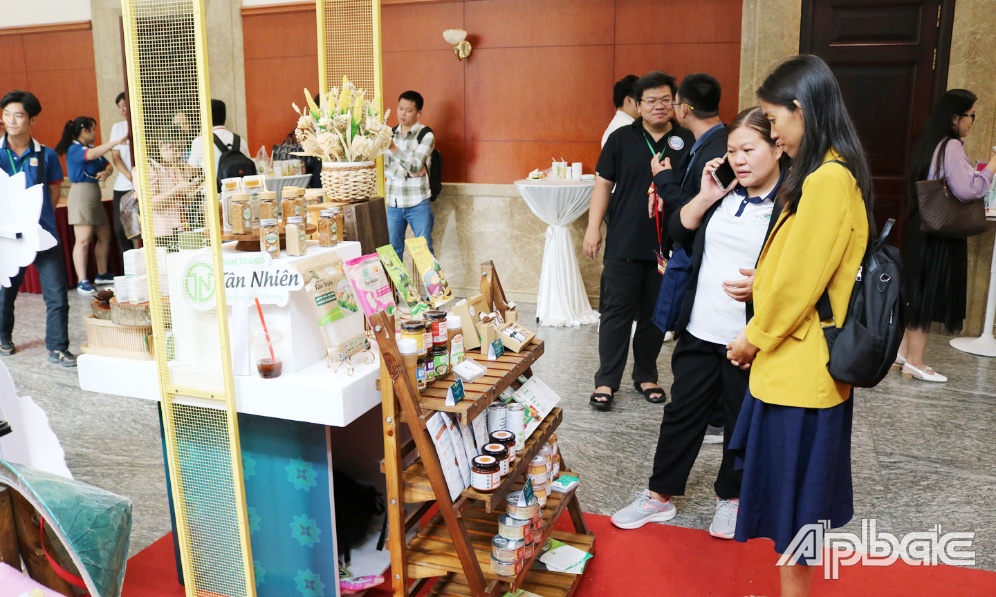 Gian hàng  sản phẩm đặc trưng địa phương trưng bày tại Diễn đàn.
