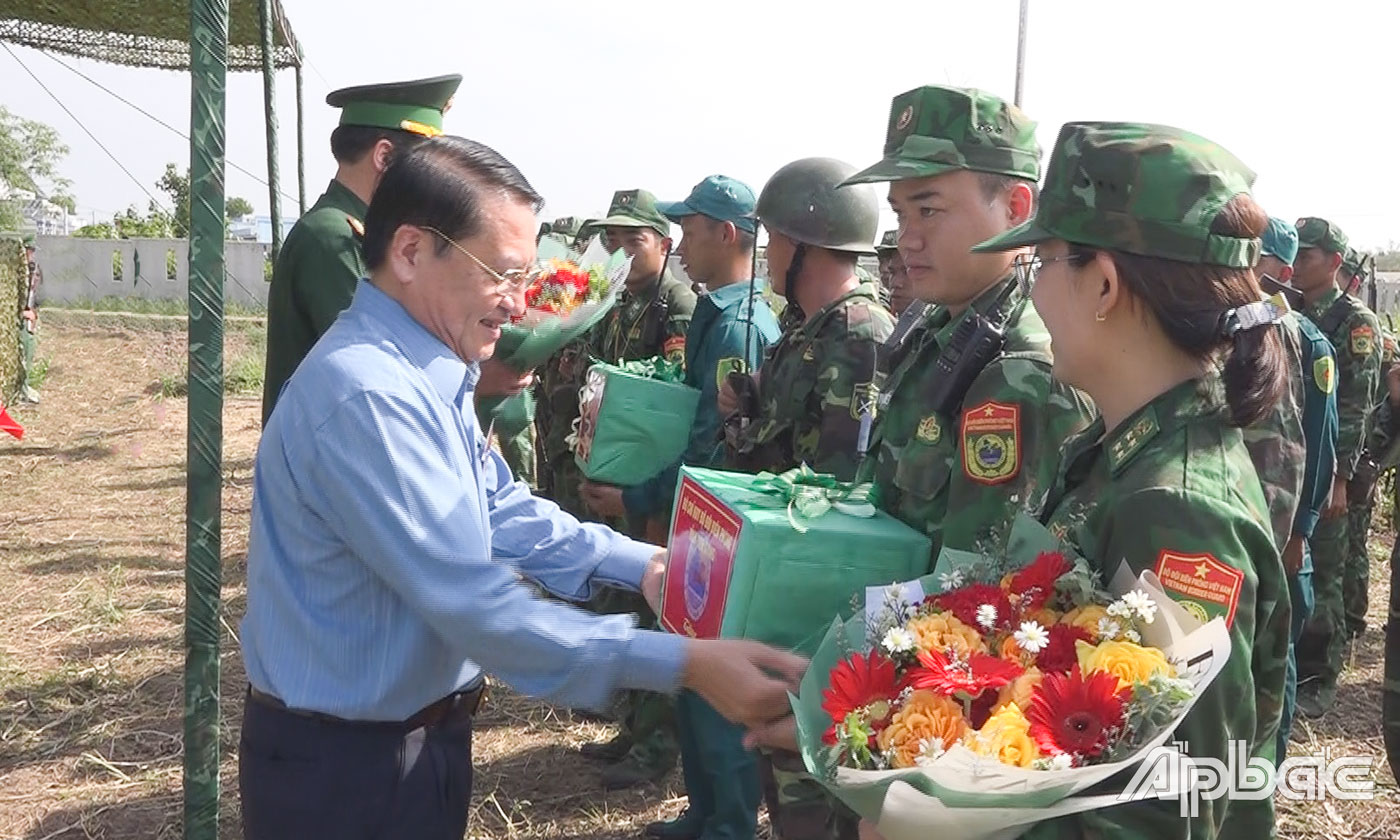 Đồng chí Phạm Văn Trọng, Phó Chủ tịch UBND tỉnh Tiền Giang trao tặng hoa và quà cho cán bộ, chiến sĩ khung diễn tập Đồn Biên phòng Tân Thành. 
